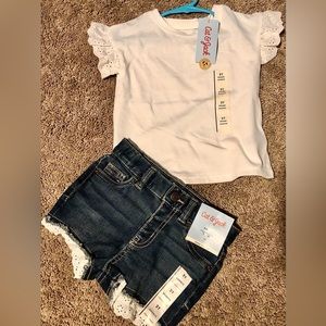 NWT. 2piece outfit. T-shirt & jean shorts Brand:Cat & Jack/ Size 2t